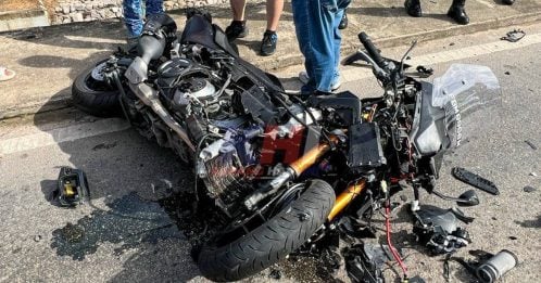 疑超车失控撞轿车 新国骑士当场毙命