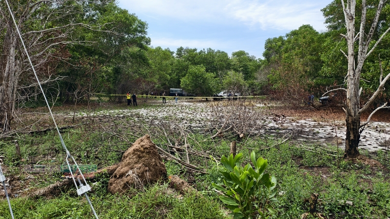一名身分不明的男子，被发现吊死在树桠上的案发现场，距离马路约100公尺。
