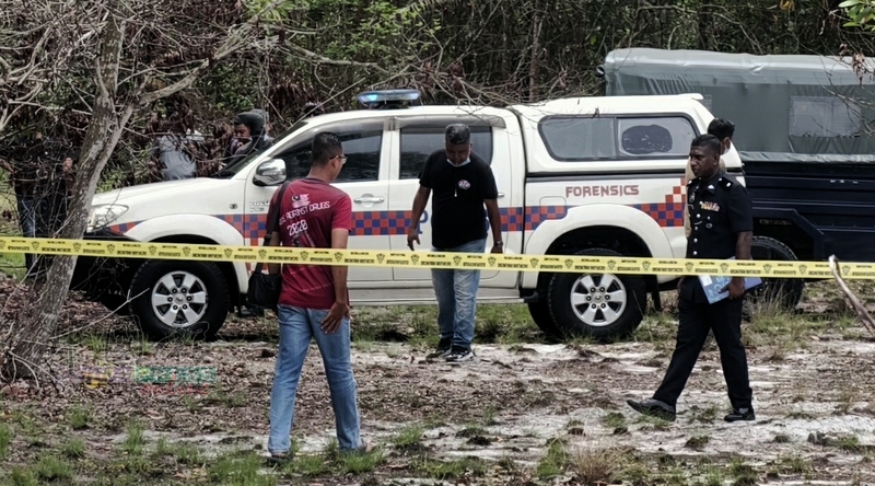 鉴证组警员在波德申海滨路5英里Admiral Marina Cove酒店入口处旁的丛林搜证。