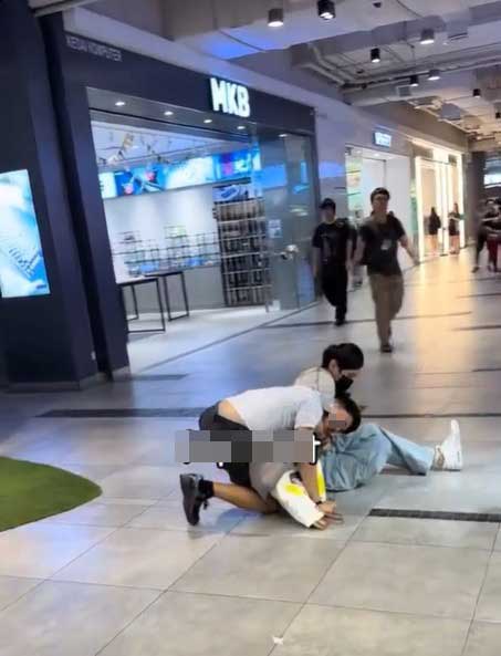  一名男子疑似在盲盒玩具店偷盲盒，遭逮着后被锁喉在地。