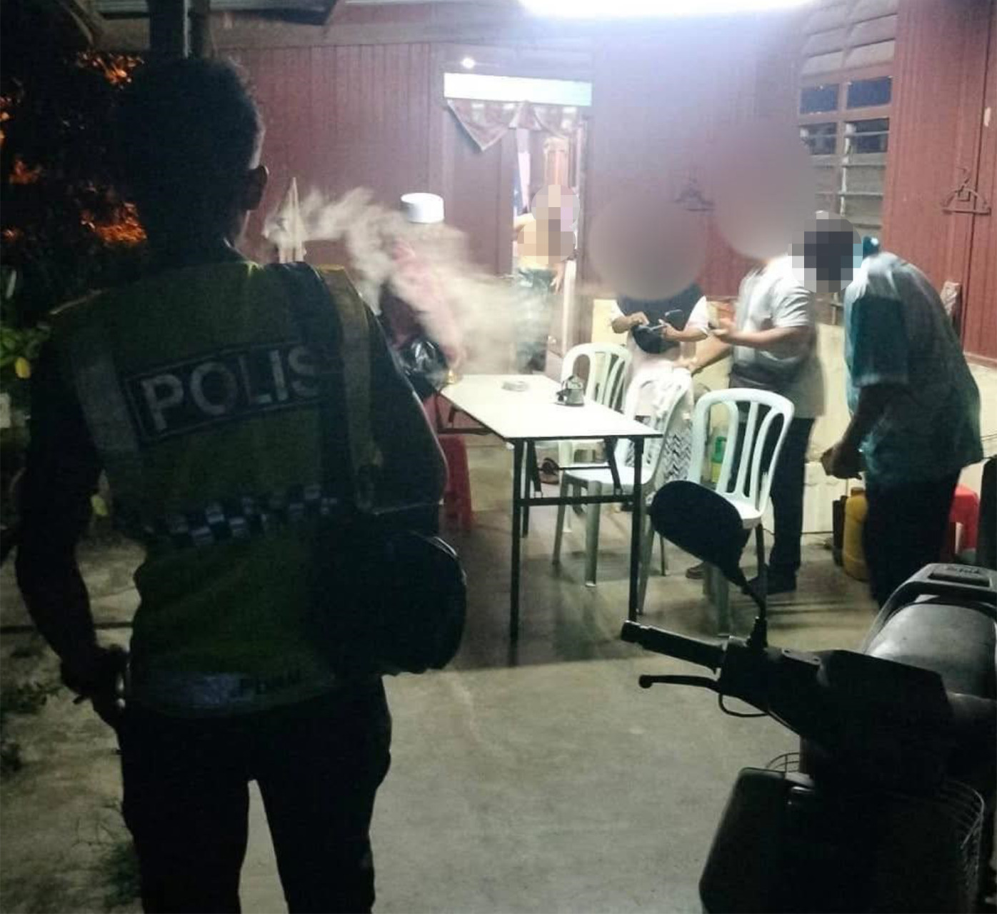 一对非夫妻关系的乐龄男女,被指同居而遭执法人员登门取缔。