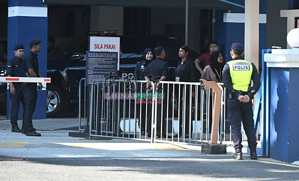 希拉莎伦（右4）进入警局，准备报案。