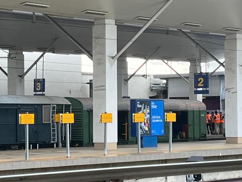 从高处往下看，远远可看到有墙面坍塌，以及工作人员正在进行维修工作。