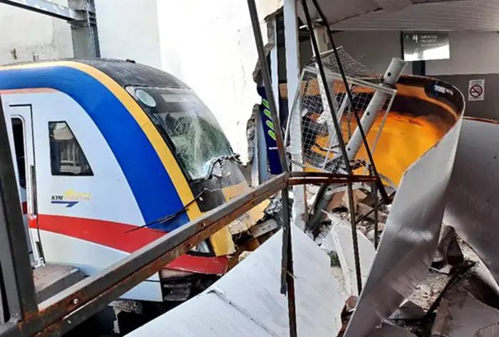 火车站墙面严重被撞破。