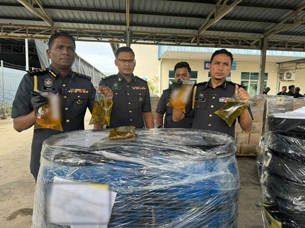 不法之徒也将补贴食用油，装进150公升的蓝色大桶储存，疑似作为商业用途。左为杰根；右为苏菲安。