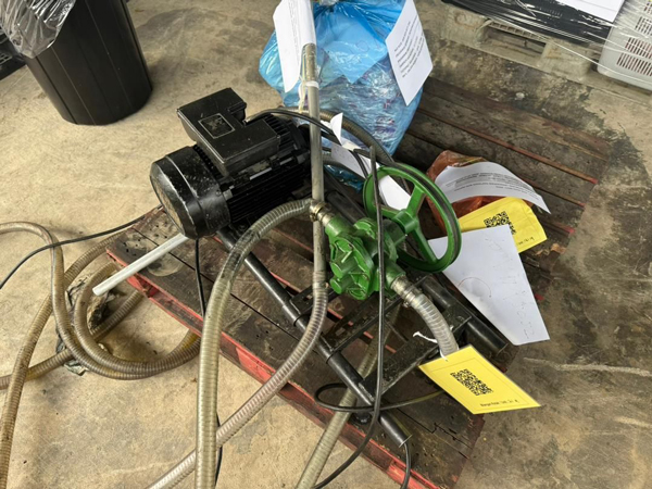 用来挪用油液的特制工具。