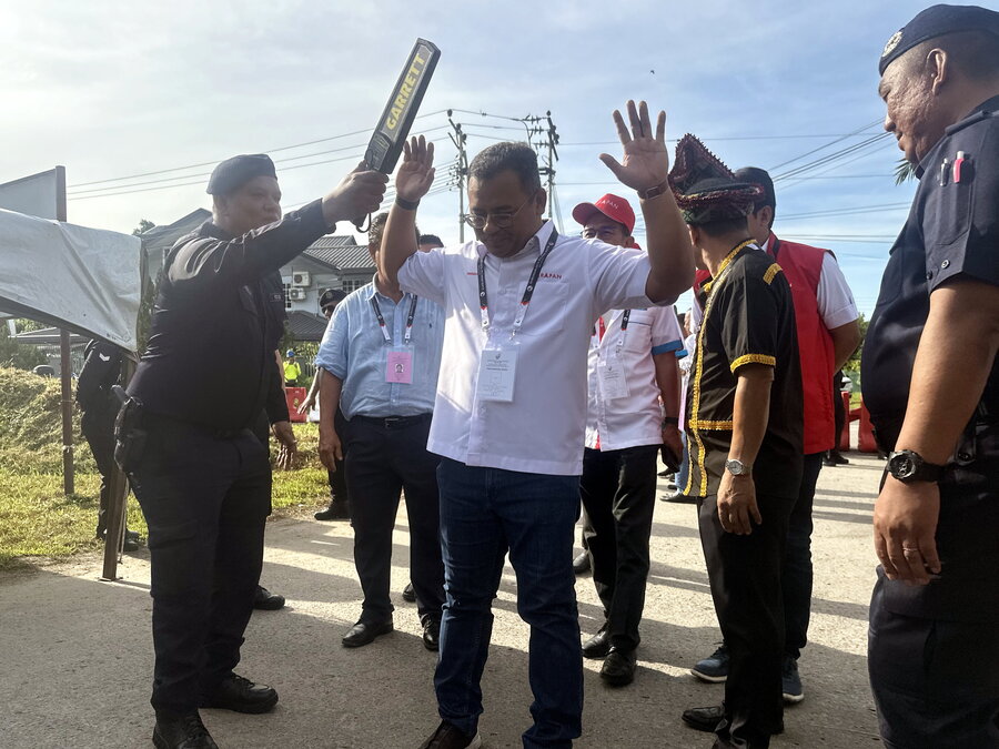 提名中心保卫森严，警员出动金属探测仪逐一检查进入提名中心的人士。
