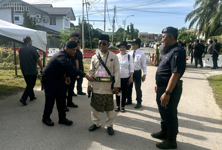 提名中心保卫森严，警员出动金属探测仪逐一检查进入提名中心的人士。
