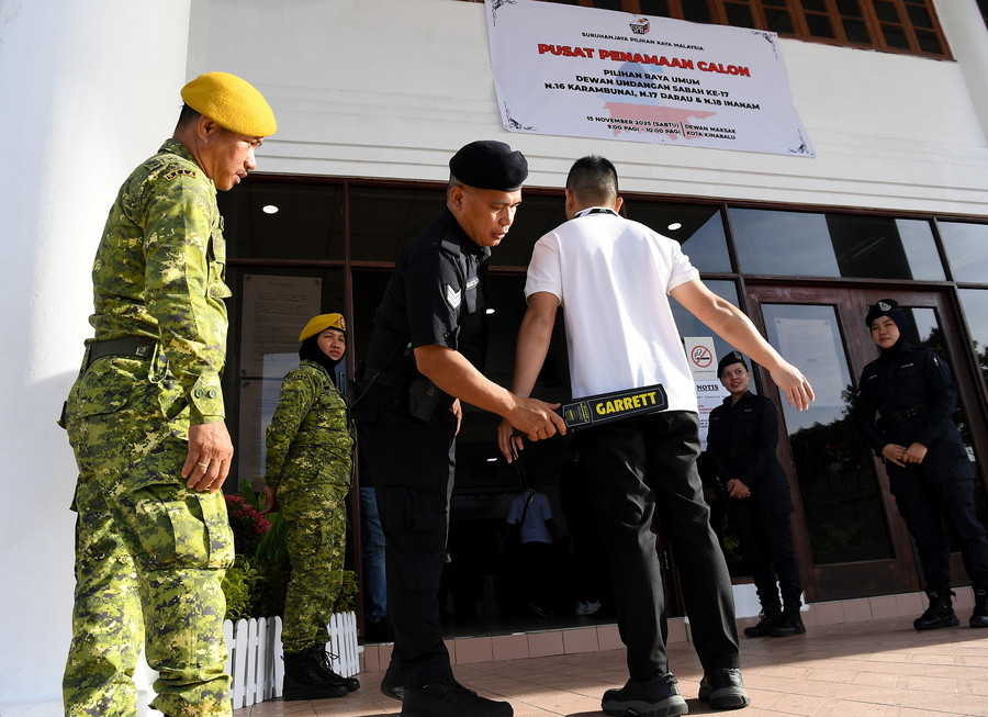 提名中心保卫森严，警员出动金属探测仪逐一检查进入提名中心的人士。
