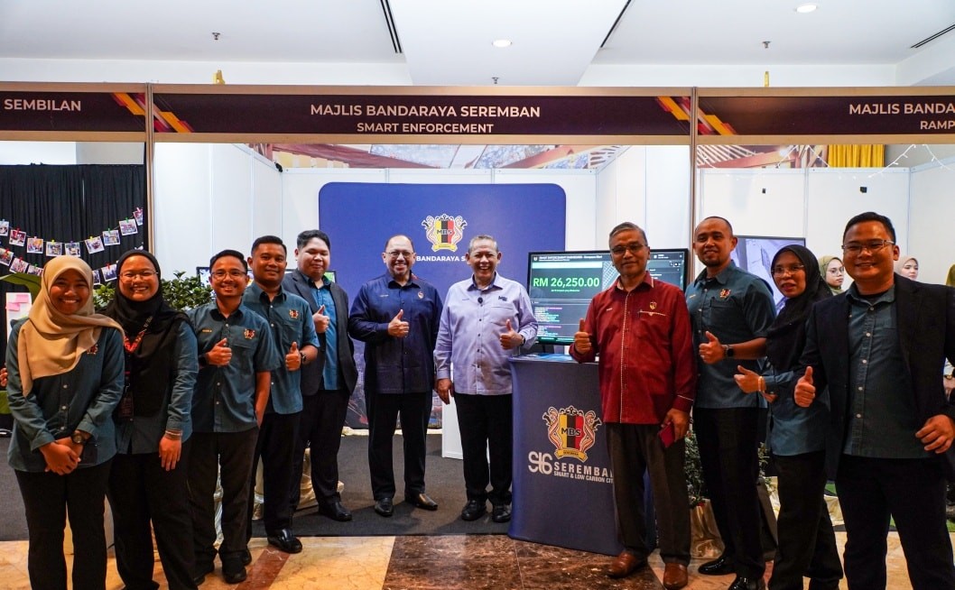 森州秘书莫哈末扎菲尔（左6起）陪同大臣阿米努丁，到访芙蓉市政厅展览摊位。