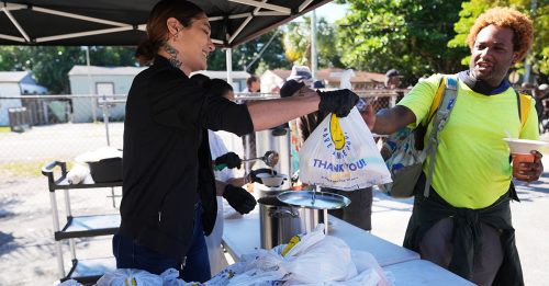 美政府动用应急资金 发放50%食品救济金