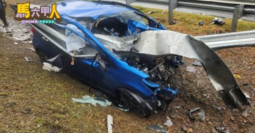 轿车疑失控撞防撞杆 青年当场不治