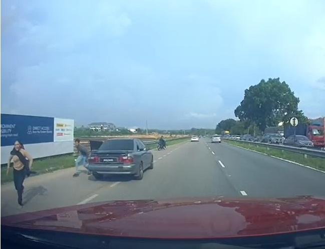 分居丈夫也从车内出来，从后猛追妻子。
