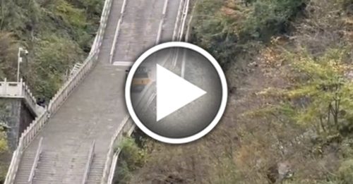 张家界天梯试车撞毁护栏 奇瑞汽车致歉