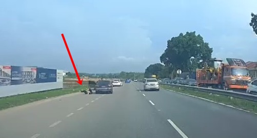 女子被分居丈夫掳走，为了自救冒险跳车逃生。
