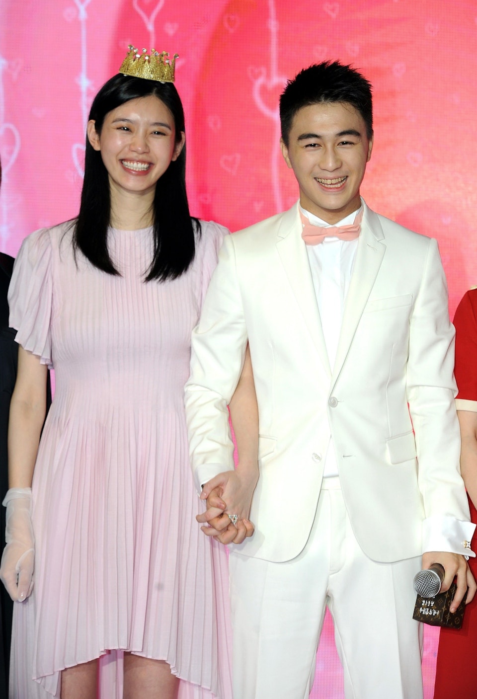 何家小公主背名牌包庆生 晒大长腿遗传超模妈