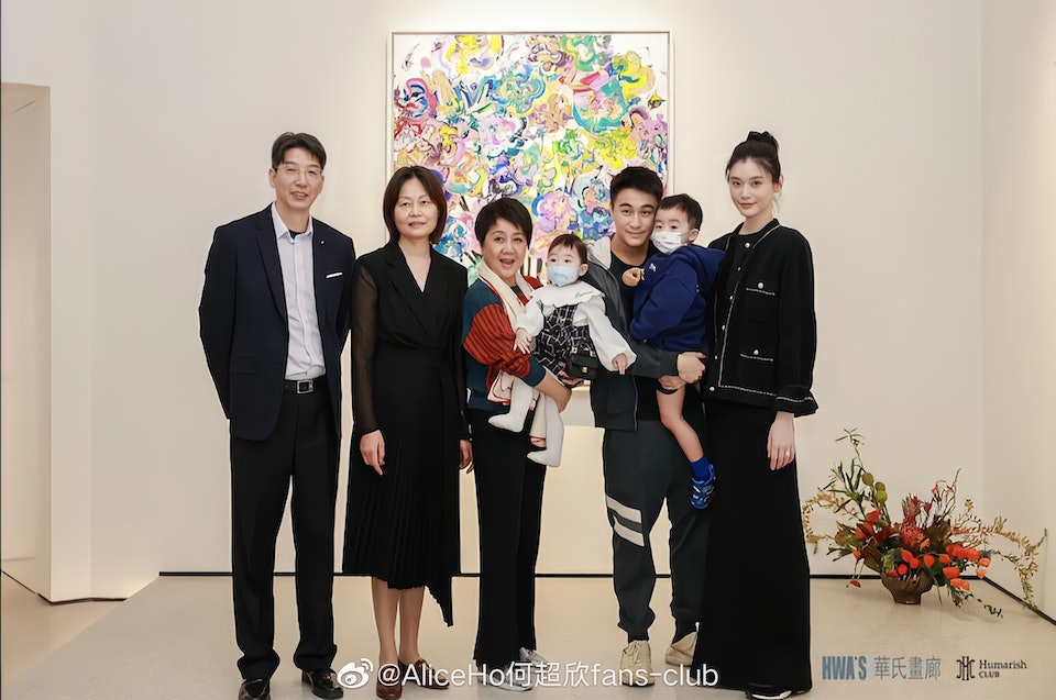 何猷君奚梦瑶四太及外父外母，首次公开三代同框合照，连二女Romee亦首次曝光。（微博图片）
