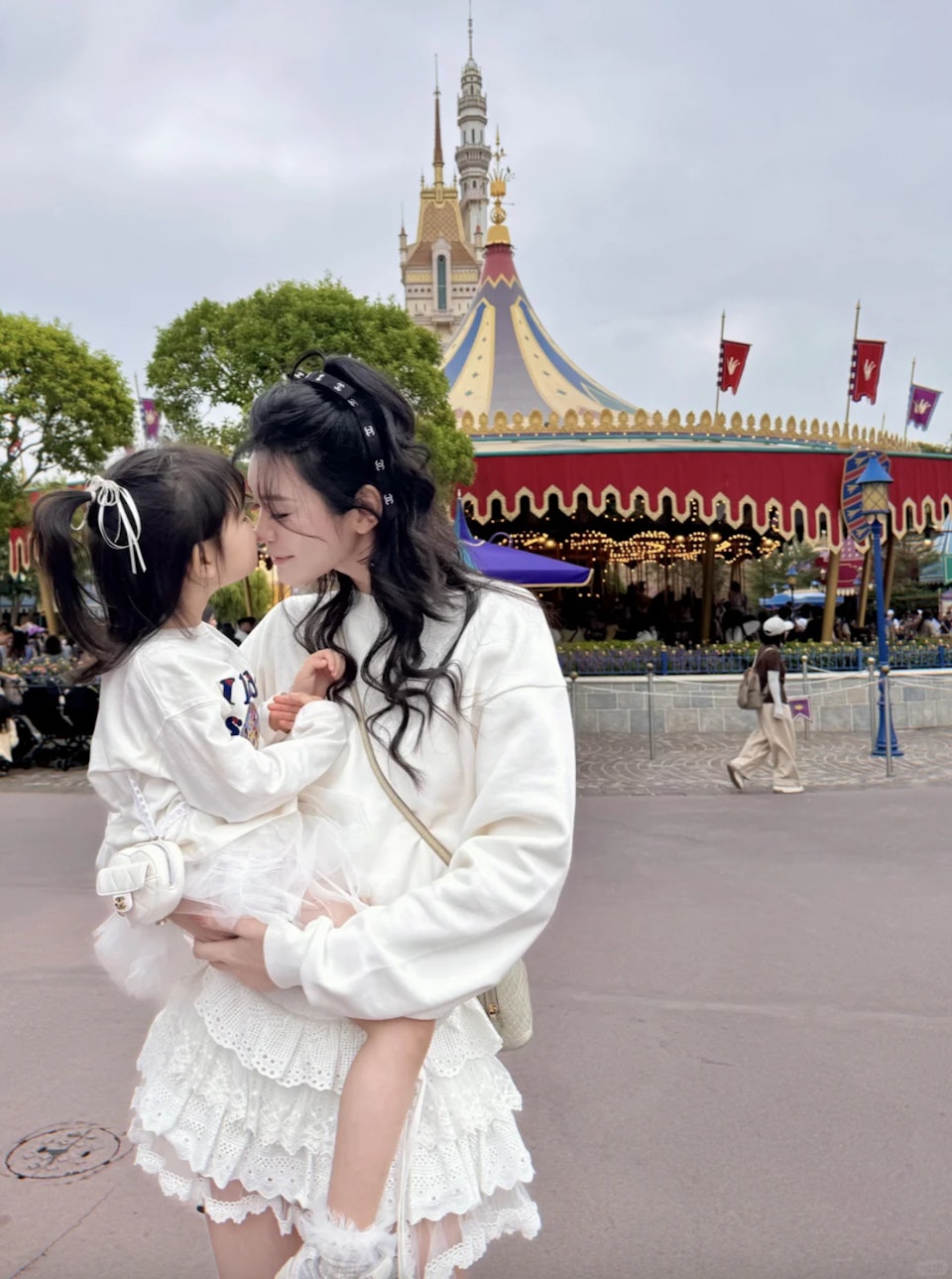 何家小公主背名牌包庆生 晒大长腿遗传超模妈