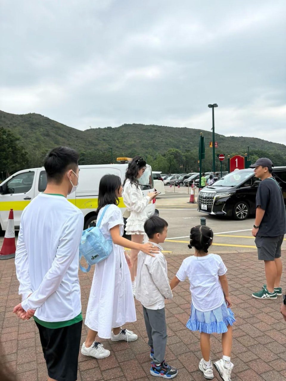 奚梦瑶一家人游迪士尼庆幼女生日。（小红书）