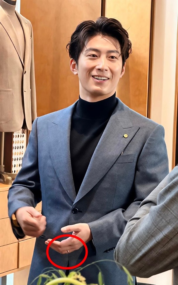 窦骁戴上婚戒出席活动。