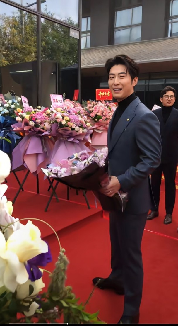 豪门驸马婚变传言后回归 一细节曝光夫妻真实关系