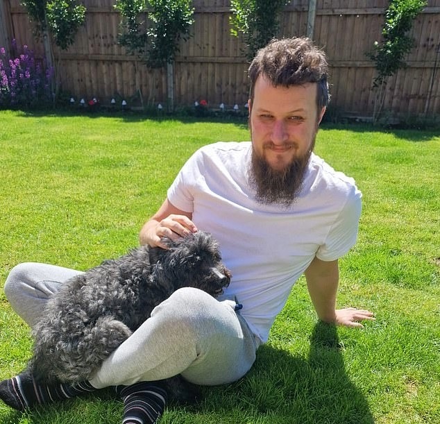 球场概念视频是由一个34岁男子霍斯躺在床上制作完成的。