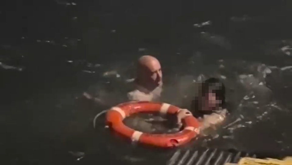 埃德将坠海女子救起。