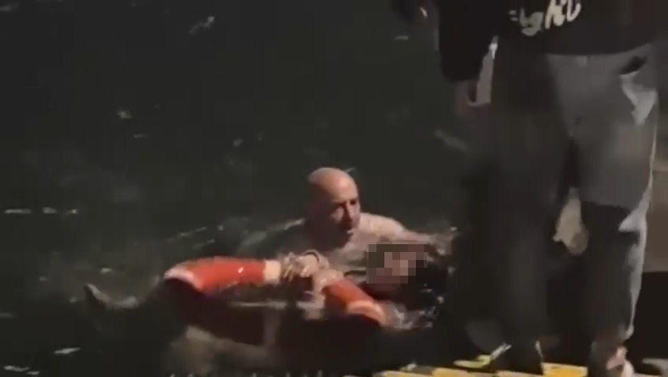 埃德将坠海女子救起。