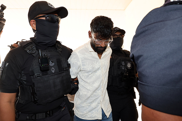 卡阿特克在警方押解下，到八打灵再也法庭面控。