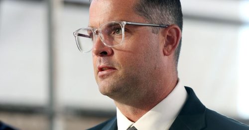 看片酿悲剧 幼女车上热死  爸开庭日轻生