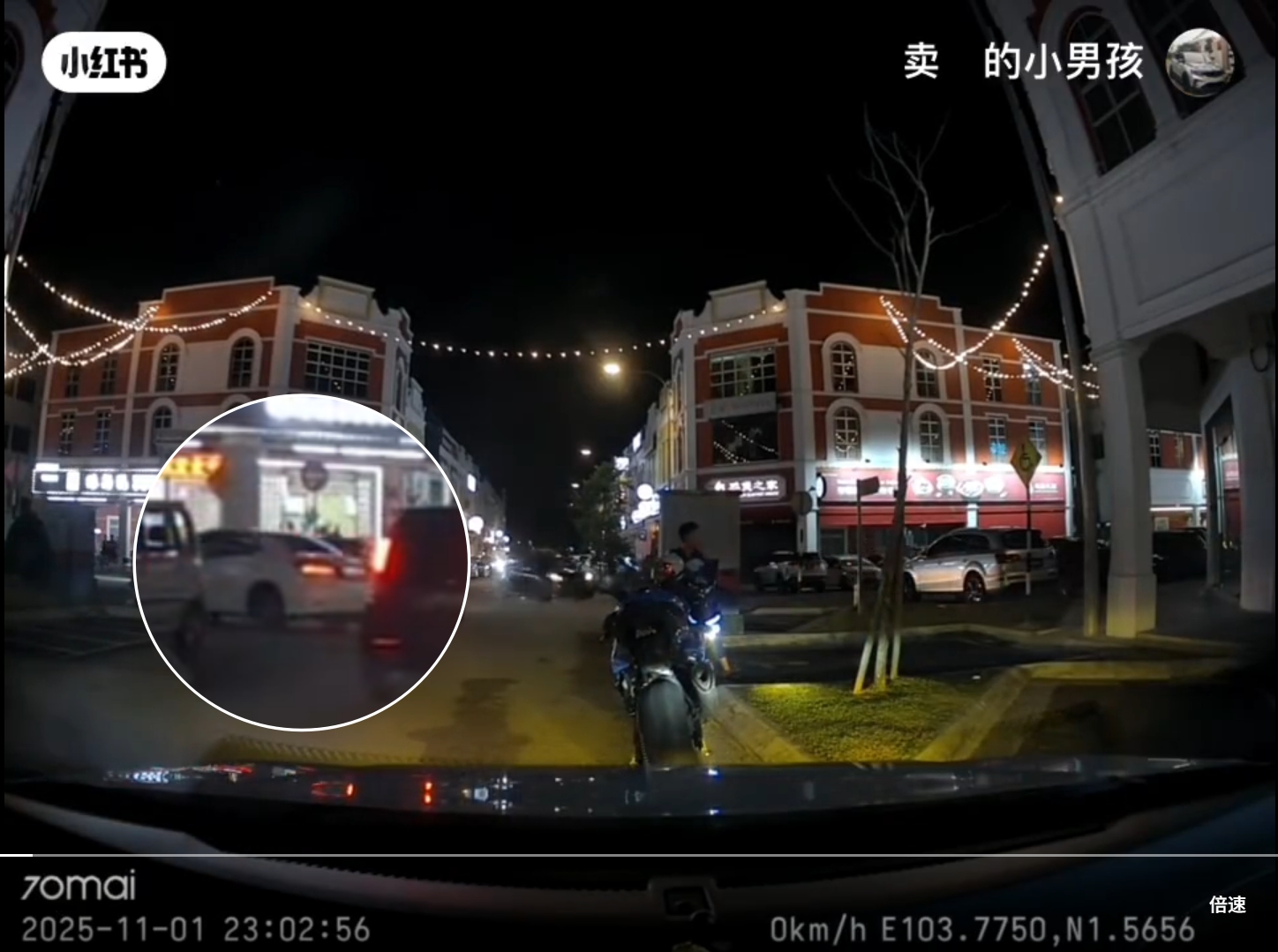 白色轿车在单向道左转,已经违规。