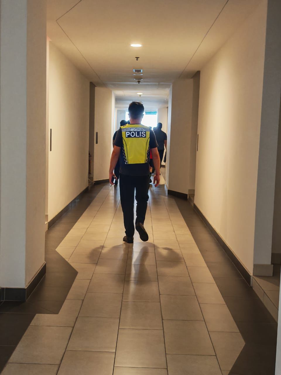 警方接获投报后，立即到涉及公寓单位调查。