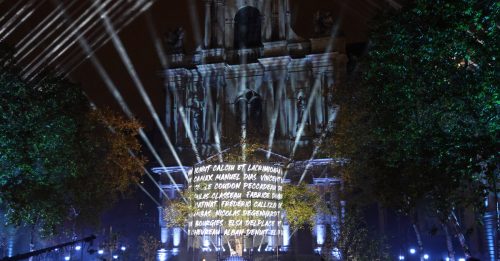 巴黎恐袭10周年｜圣母院钟声回荡 悼念130名罹难者