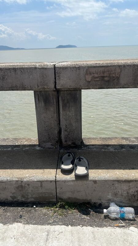 现场发现一双相信是男子留下的拖鞋。（槟消拯局图）