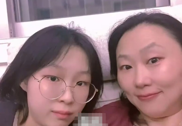 吴佳颖(左)与母合照。