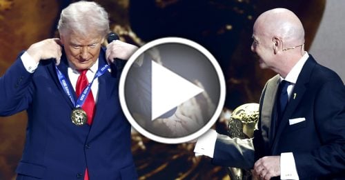 出席FIFA世界杯抽签仪式 特朗普获颁FIFA和平奖