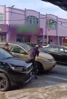 两名男子猛砸轿车。