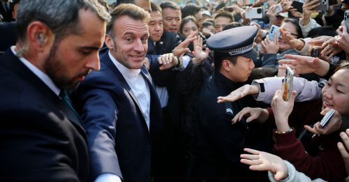 马克龙访问四川大学 围观人潮争相握手