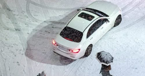 韩国首尔下初雪 路面结冰 连环车祸频传