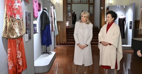 彭丽媛陪同布丽吉特 参观北京人民艺术剧院