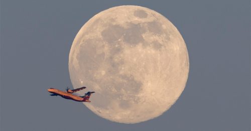 今日国际30秒｜“超级月亮”遇上飞机
