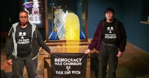 民间团体闯伦敦塔 朝王冠砸甜点