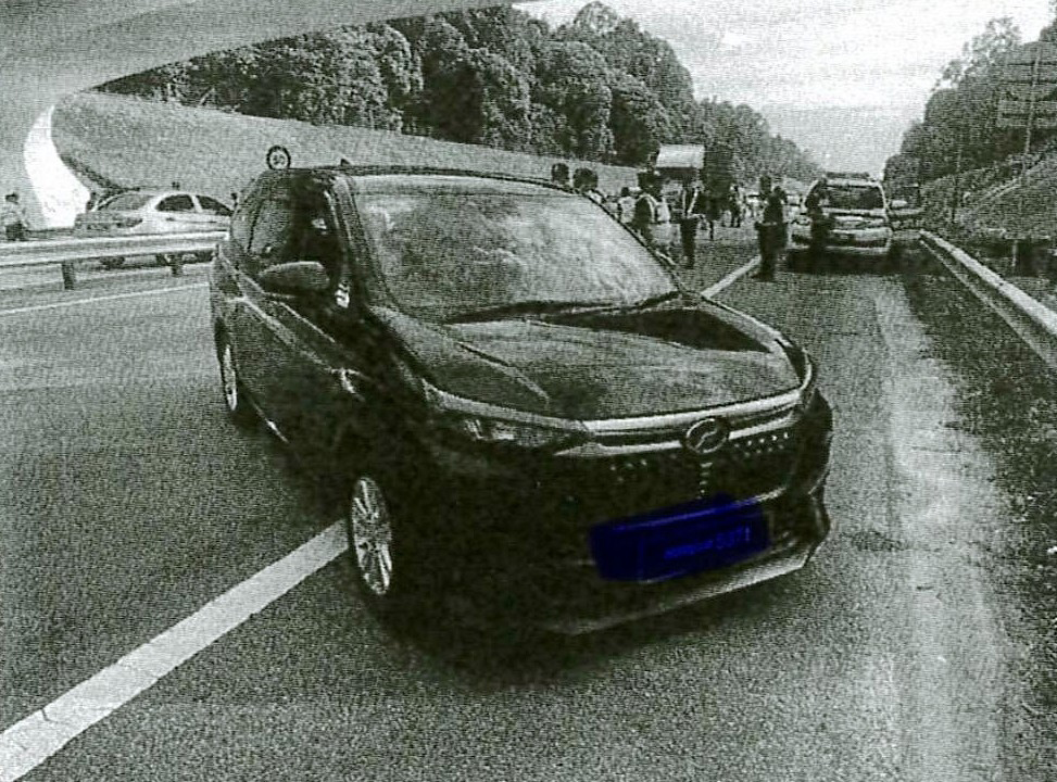 森美兰州陆路交通局在路检时,截停一辆轿车,并因涉及违例而开出发单。(陆路交通局提供)