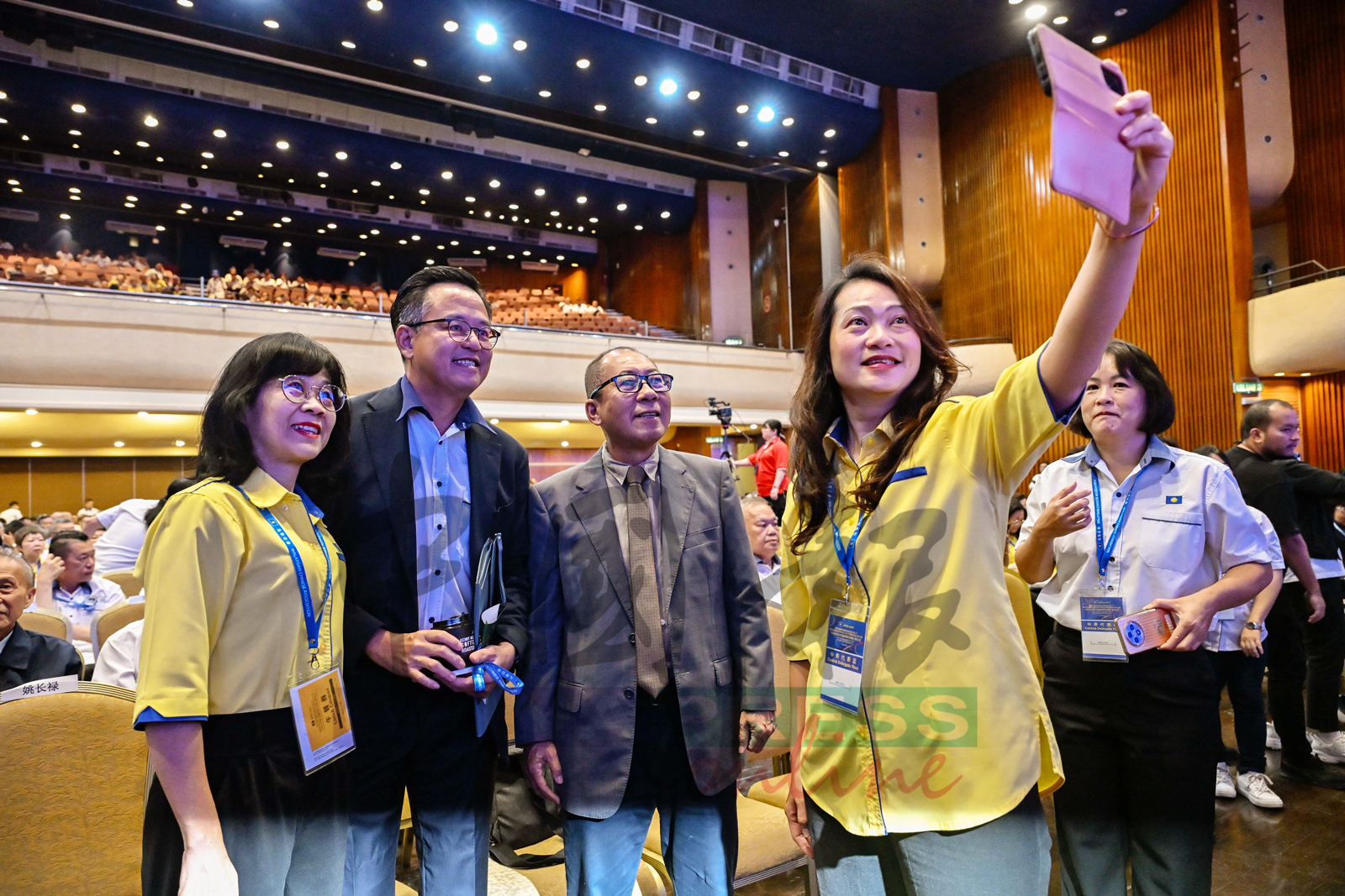 郑慧玲（右2）趁着代表大会相聚之际，与黄友凤（左）、颜炳寿和曹智雄合照。