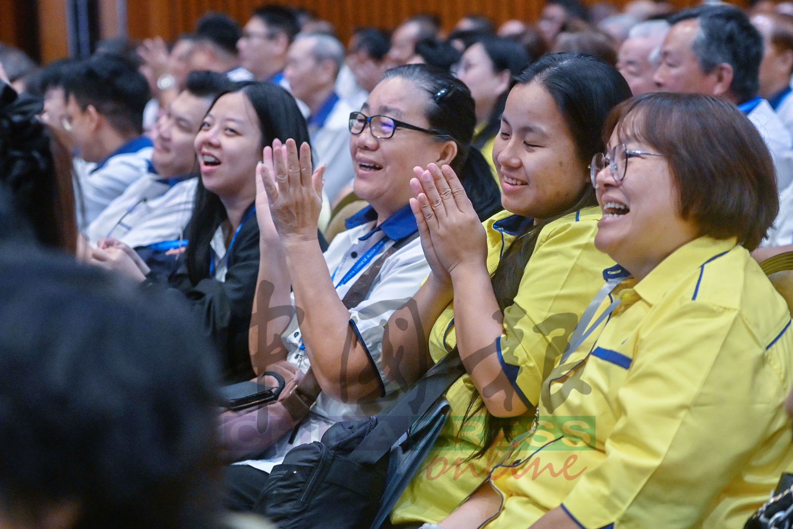 魏家祥演讲妙语如珠，引得满堂欢笑。