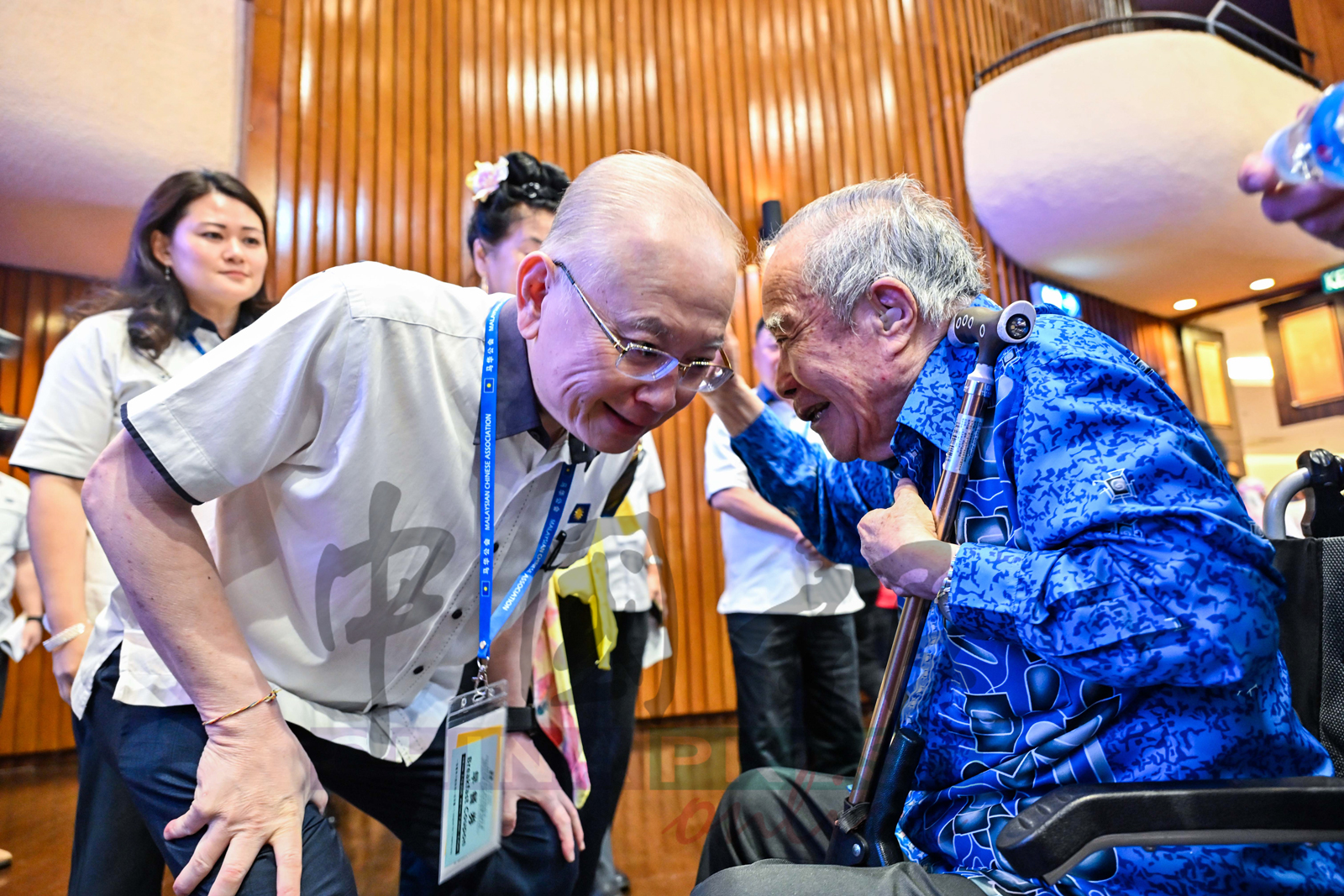 魏家祥（左）向出席大会的赖观福问好。