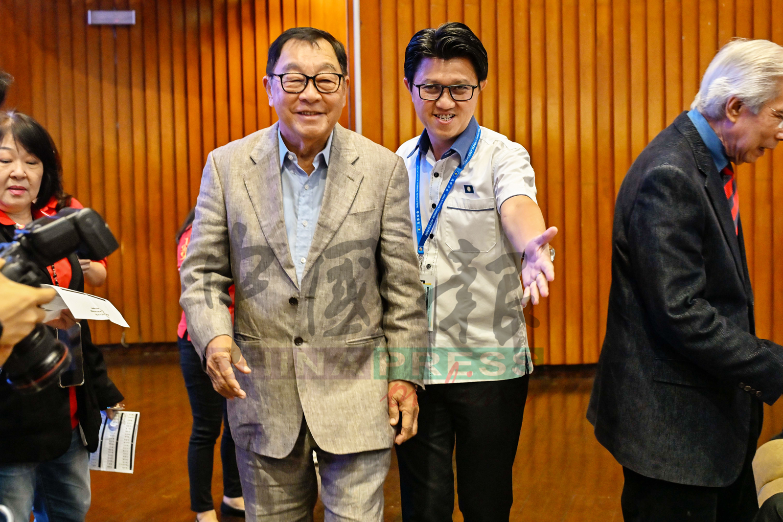 张盛闻（右）引导冯镇安入座。