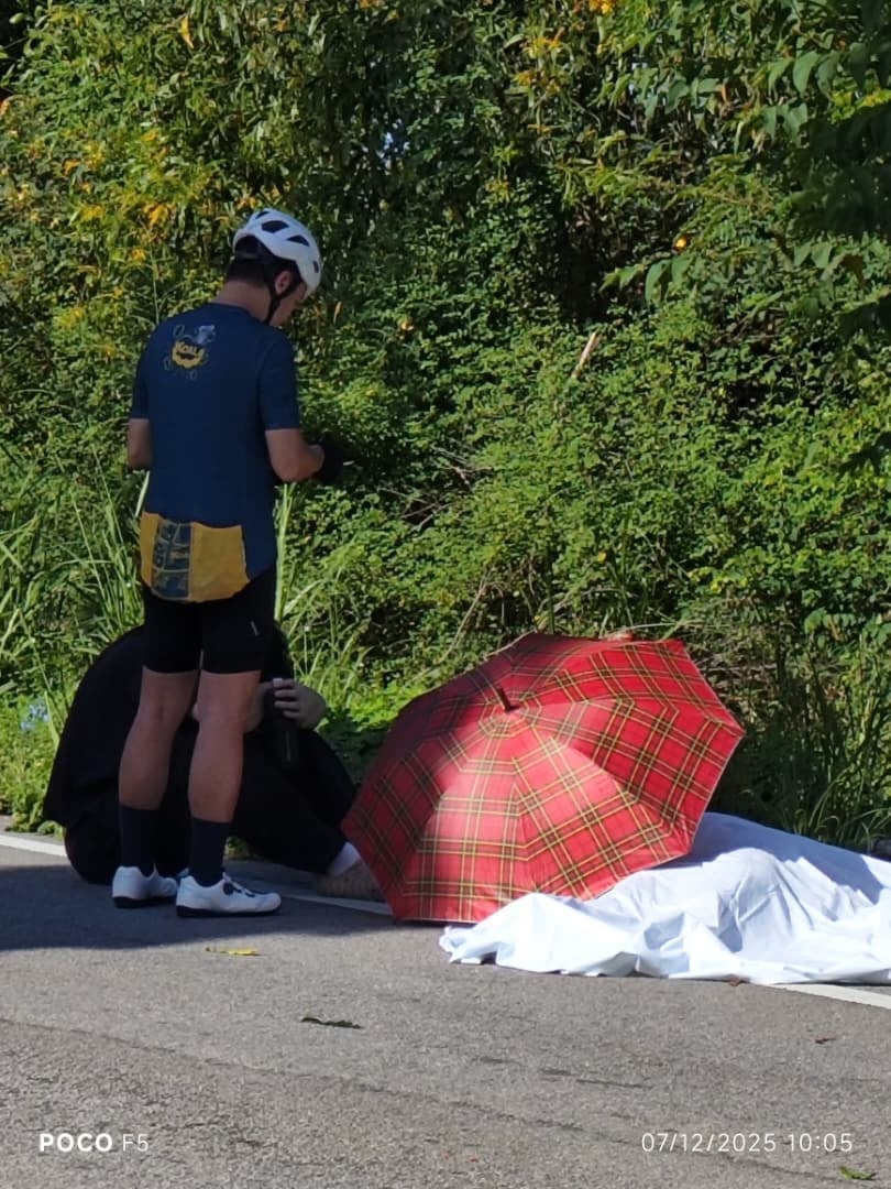 疑脚车失控跌入车道后，李佩彬遭闪避不及的轿车撞上身亡。