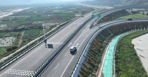 新疆连霍高速大雾路结冰 12车相撞9死7伤