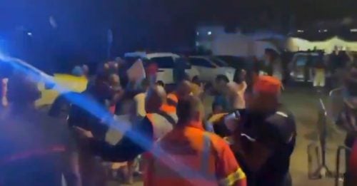 汽车冲入圣诞集市 撞向人群 酿10死